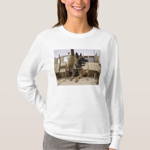 T-shirt Un chien d'utilité militaire se repose sur un M2A