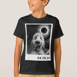 T-shirt Un chien Goldendoodle d'éclipse solaire totale