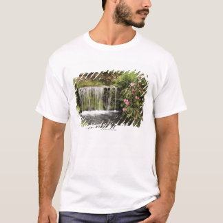 T-shirt Un courant et une cascade en parc national de