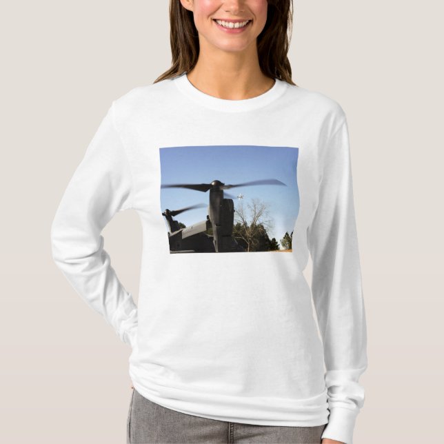T-shirt Un CV-22 Osprey se prépare à décoller (Devant)