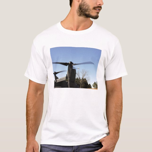 T-shirt Un CV-22 Osprey se prépare à décoller (Devant)
