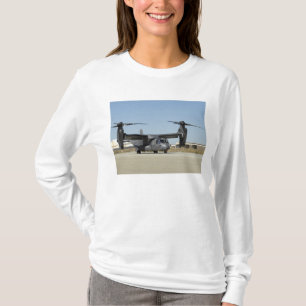 T-shirt Un CV-22 Osprey se prépare au décollage
