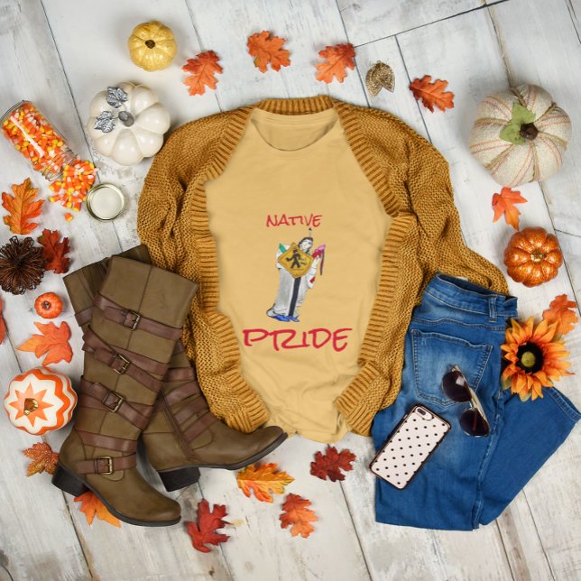 T-shirt Un dessin humoristique d'origine amérindienne (Native American Still Here Ayasha Cartoon Yellow Cream T-Shirt)