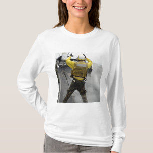 T-shirt Un directeur d'aéronef signale un F/A-18C Hornet