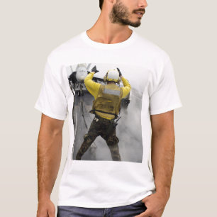 T-shirt Un directeur d'avions signale un frelon de F/A-18C