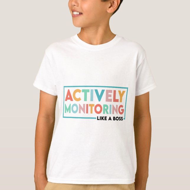 T-shirt Un Enseignant Du Jour De L'Essai Surveille Activem (Devant)