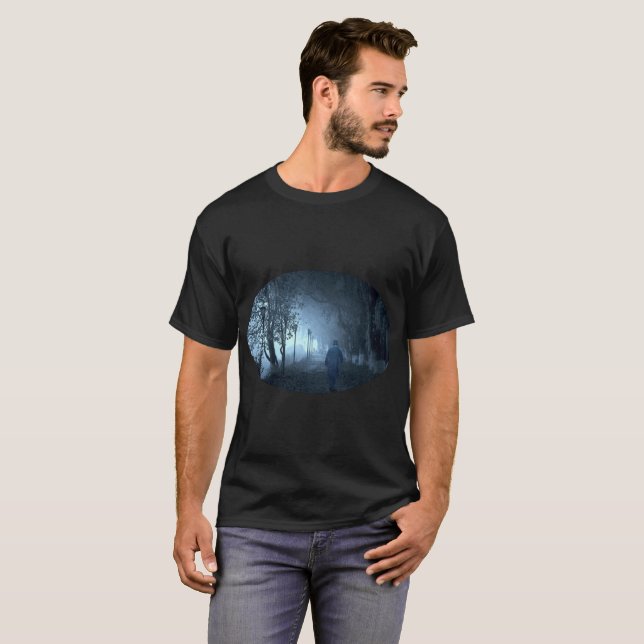 T-shirt Un étranger dans le parc dans le brouillard noctur (Devant entier)
