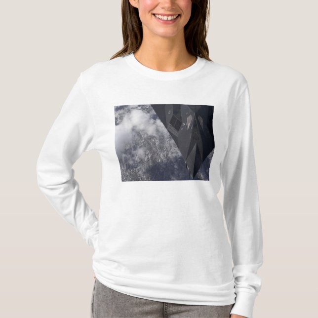 T-shirt Un F-117A Nighthawk survole la montagne (Devant)