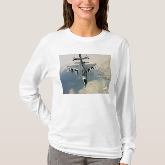 T-shirt Un F-16 Faucon combattant ravitaille (Devant)