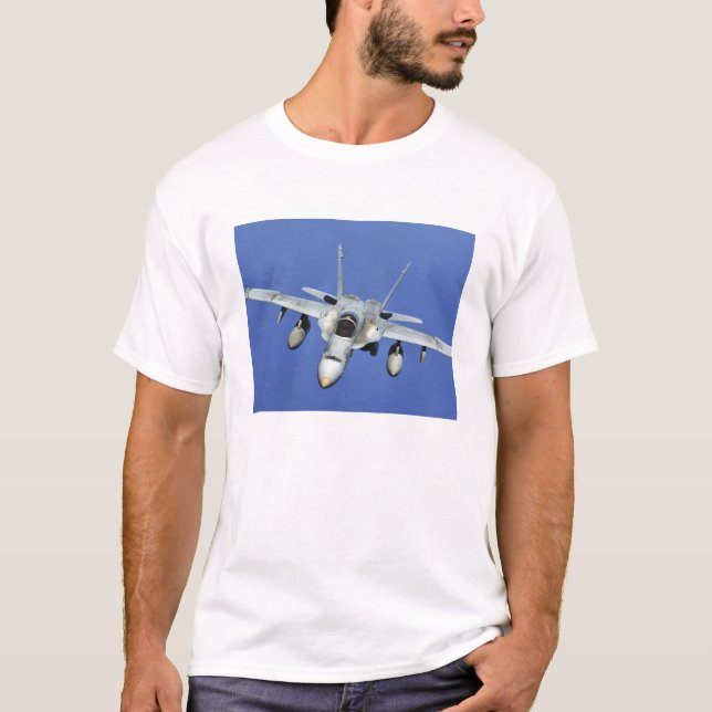 T-shirt Un F/A-18 Hornet participe à une mission (Devant)