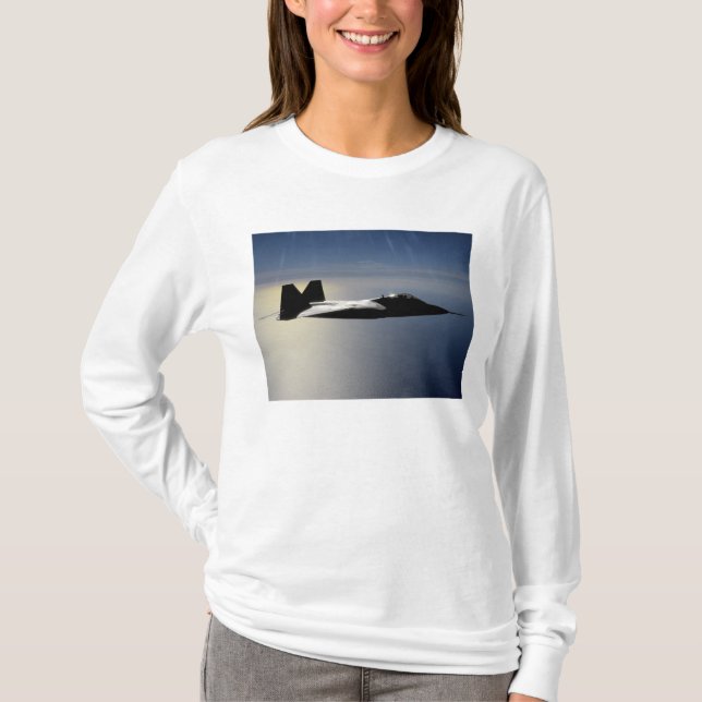 T-shirt Un F/A-22 Raptor effectue une mission d'entraîneme (Devant)