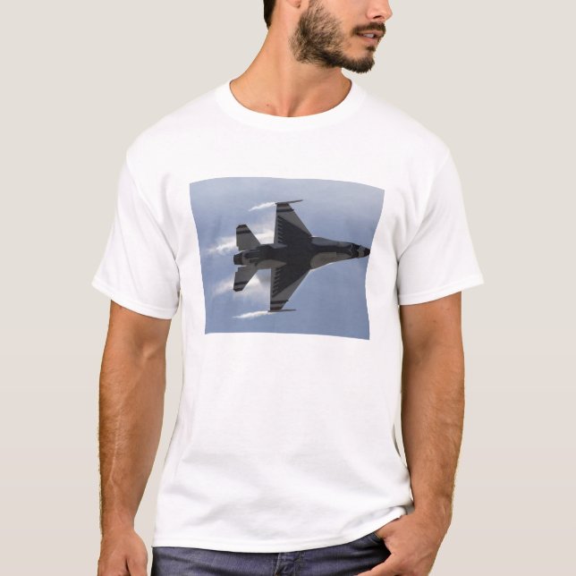 T-shirt Un faucon F-16 qui combat tire des G élevés (Devant)