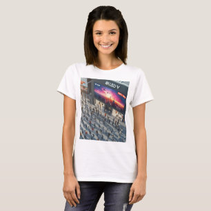 T-shirt un grand panneau d'affichage avec le mot relire de