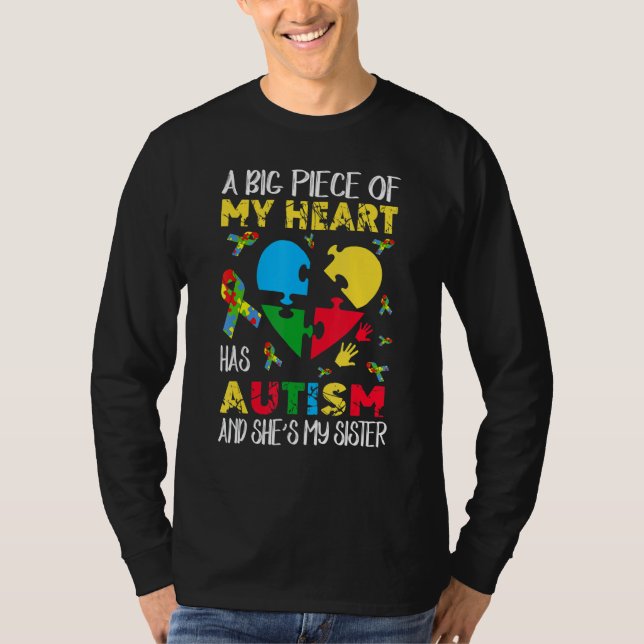 T-shirt Un gros morceau de mon coeur a l'autisme Elle est  (Devant)