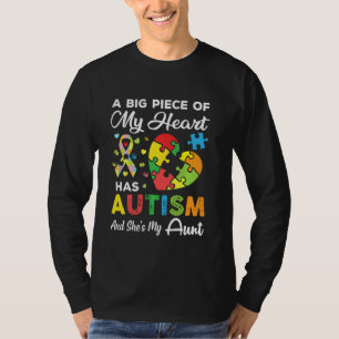 T-shirt Un gros morceau de mon coeur a l'autisme et elle e