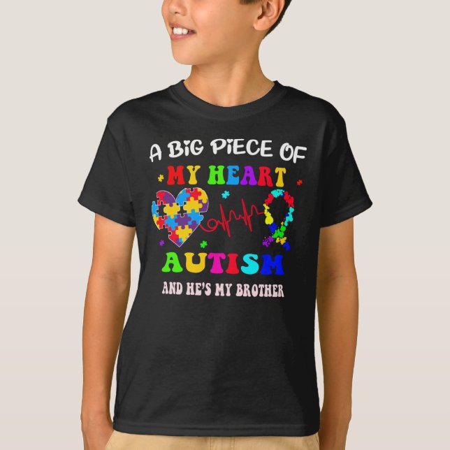 T-shirt un gros morceau de mon coeur autisme et il est mon (Devant)