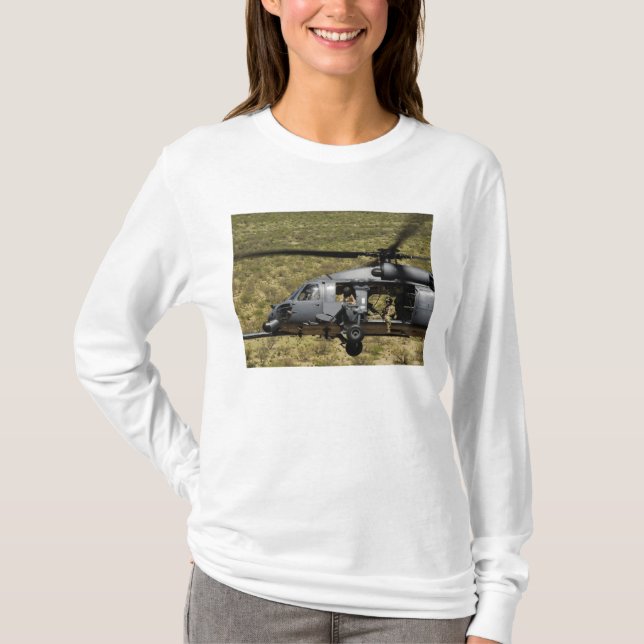 T-shirt Un HH-60 Pave Hawk survole le désert (Devant)