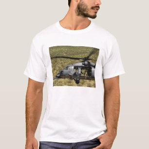T-shirt Un HH-60 pave le faucon vole au-dessus du désert