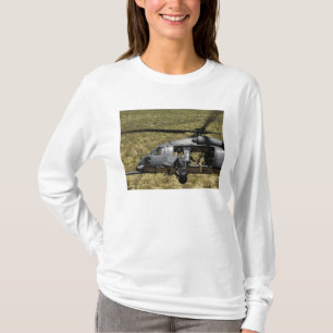 T-shirt Un HH-60 pave le faucon vole au-dessus du désert