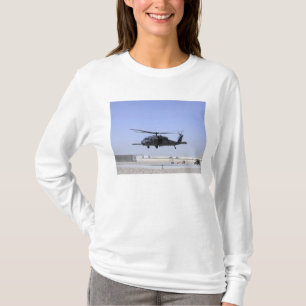 T-shirt Un HH-60G Pave Hawk décolle du Camp Bastio