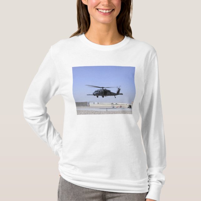T-shirt Un HH-60G Pave Hawk décolle du Camp Bastio (Devant)