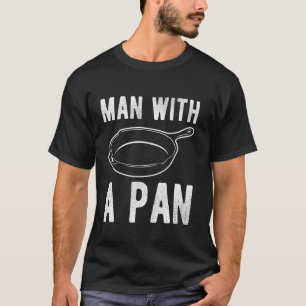T-shirt Un Homme Avec Un Pan En Fer Poêlé