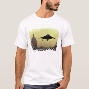 T-shirt Un jet Harrier atterrissant sur le Mall à l'aube a