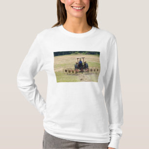 T-shirt Un jeune garçon conduisant un tracteur récoltant