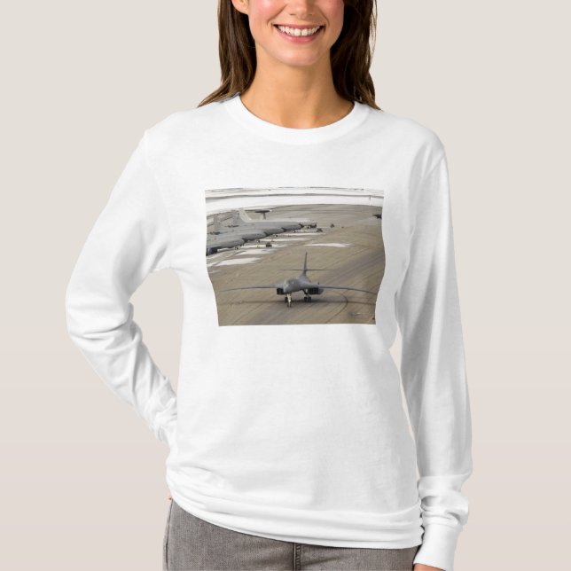 T-shirt Un Lancer B-1B arrive à la base aérienne d'Eielson (Devant)