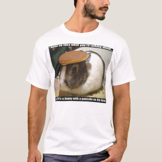T-shirt Un lapin avec une crêpe sur sa tête