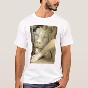 T-shirt Un lion léchant le pied de Daniel
