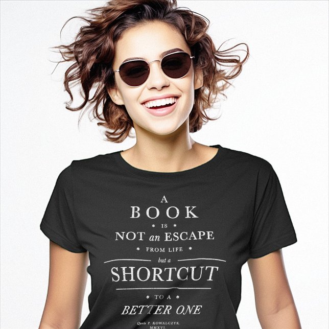 T-shirt Un livre est un raccourci vers une vie meilleure (A Book Is a Shortcut to a Better Life T-Shirt)