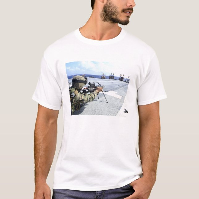 T-shirt Un Marine américain réglant son arme (Devant)