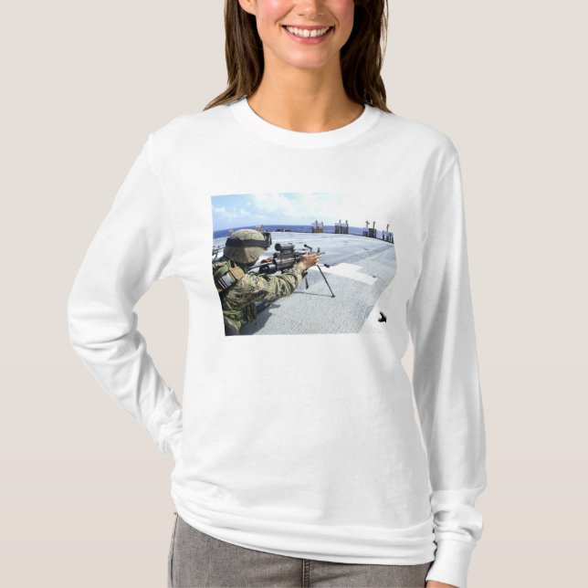 T-shirt Un Marine américain réglant son arme (Devant)