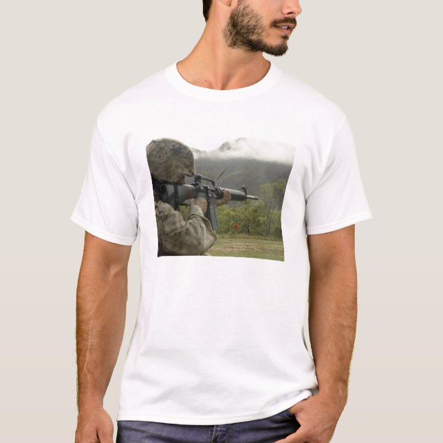 T-shirt Un Marine effectue des exercices (Devant)