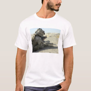 T-shirt Un Marine lance un fusil de service M16A2