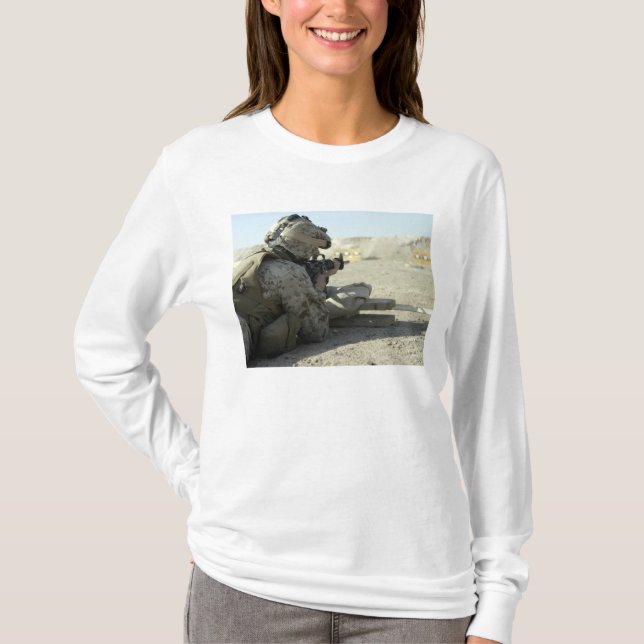 T-shirt Un Marine lance un fusil de service M16A2 (Devant)