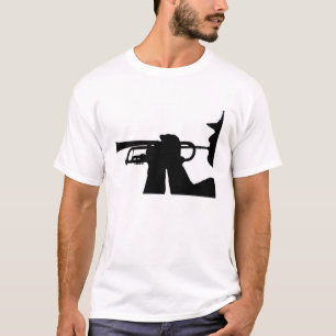 T-shirt Un membre de service joue un air