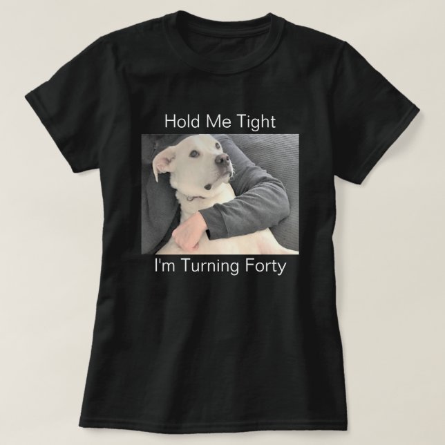 T-shirt Un mignon chien blanc effrayé pour devenir 40 Anni (Design devant)