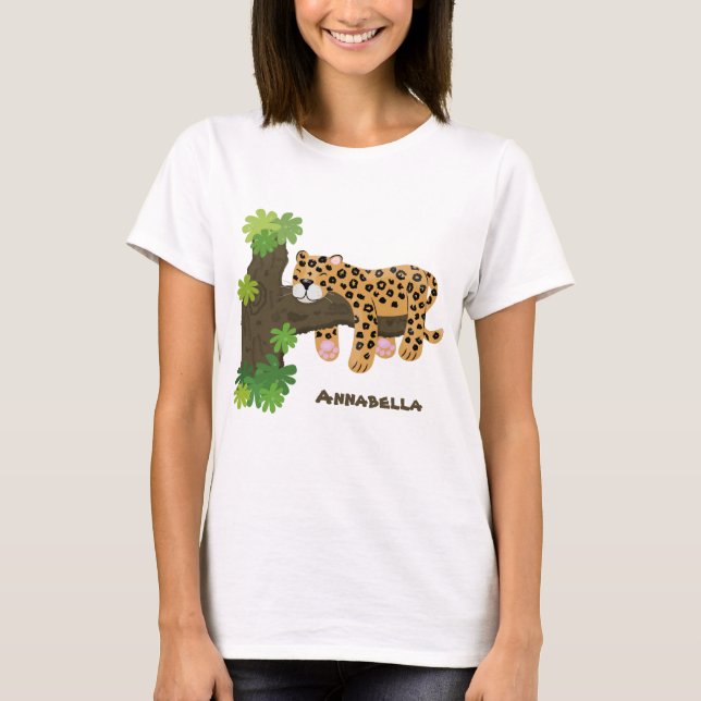 T-shirt Un mignon léopard dormant dans un arbre dessin ani (Devant)