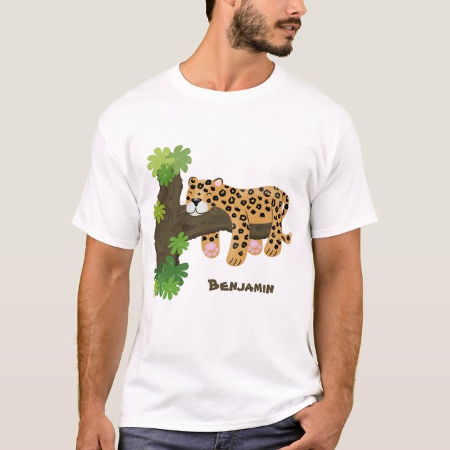 T-shirt Un mignon léopard dormant dans un arbre dessin ani (Devant)
