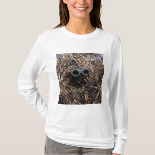 T-shirt Un observateur de scout pratique le techniqu