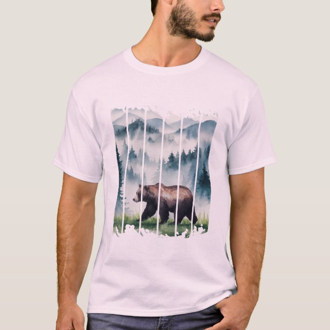 T-shirt un ours dans la forêt sauvage brumeuse (Devant)