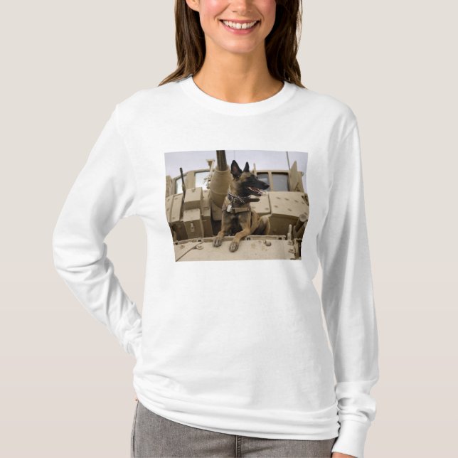 T-shirt Un ouvrier militaire assis sur un M2A3 (Devant)
