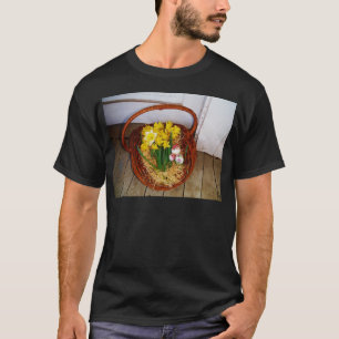 T-shirt Un panier de jonquilles jaunes et d'oeufs de Pâque