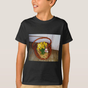 T-shirt Un panier de jonquilles jaunes et d'oeufs de Pâque