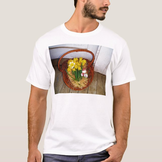 T-shirt Un panier de jonquilles jaunes et d'oeufs de Pâque (Devant)