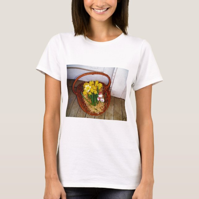 T-shirt Un panier de jonquilles jaunes et d'oeufs de Pâque (Devant)