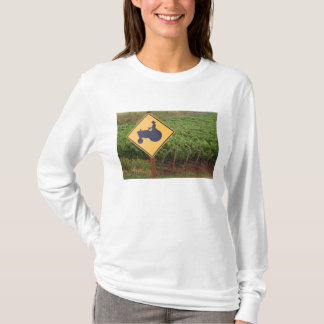 T-shirt Un panneau de passage de tracteur jaune dans le vi