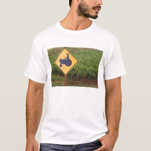 T-shirt Un panneau de signalisation de tracteur jaune trav